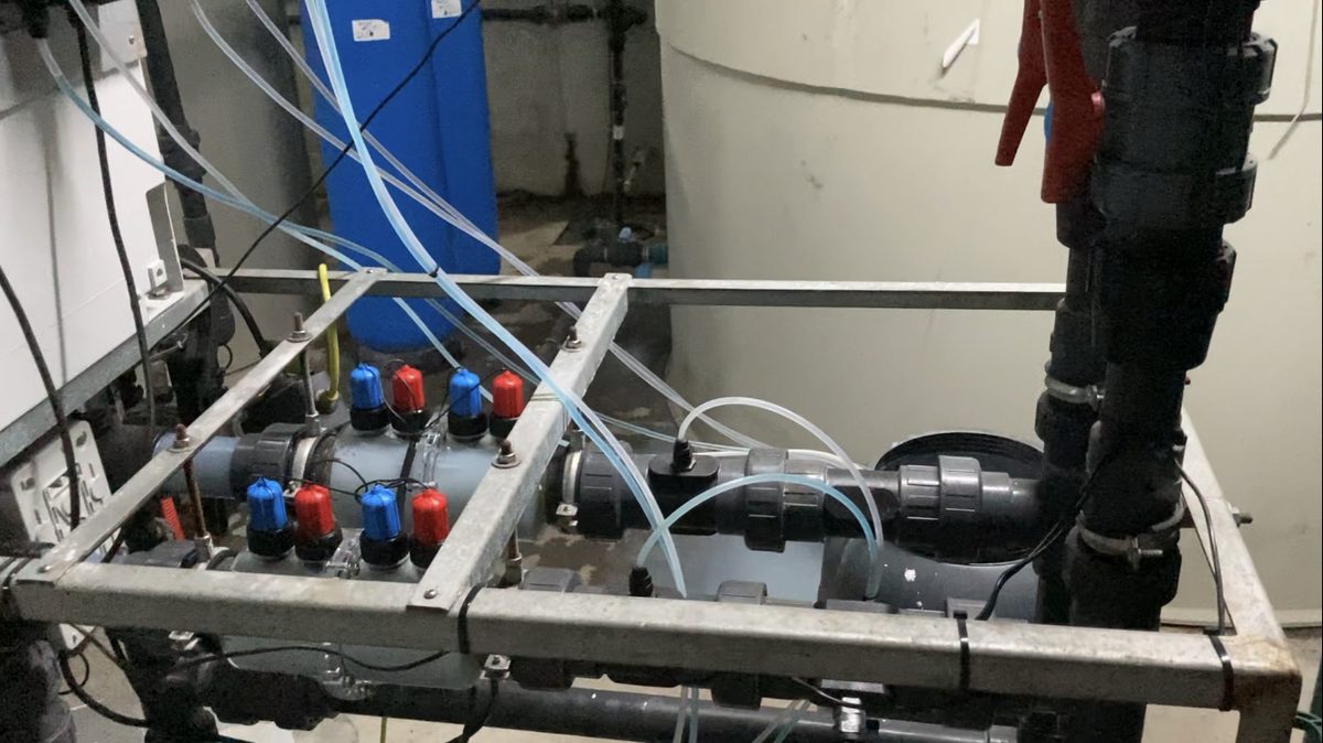 Detalle de las celdas de electrólisis y electrocoagulación de un módulo T1 con sus conexiones de corriente continua