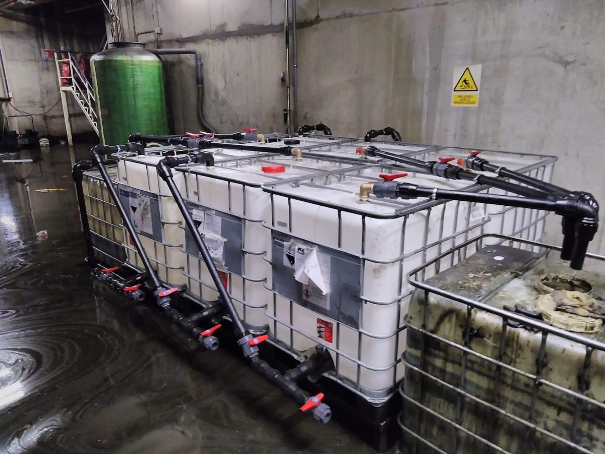 Instalación piloto de oxidación avanzada de Aguas SB con depósitos en recirculación en una nave industrial